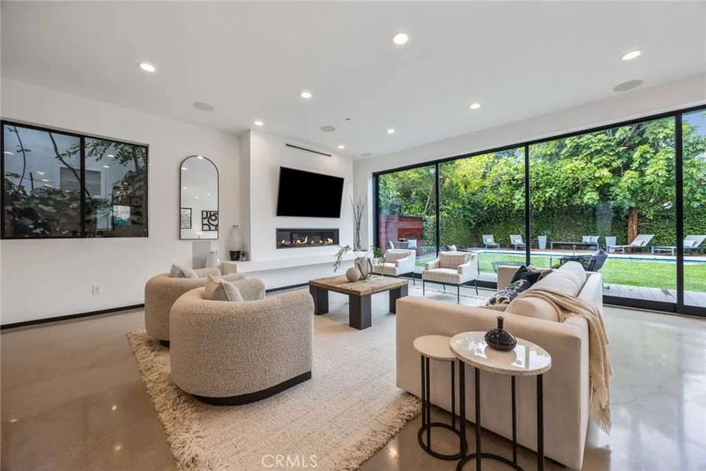 Pasadena, California 91107, United States, 4 Bedrooms Bedrooms, ,5 BathroomsBathrooms,Residential,Active,229679