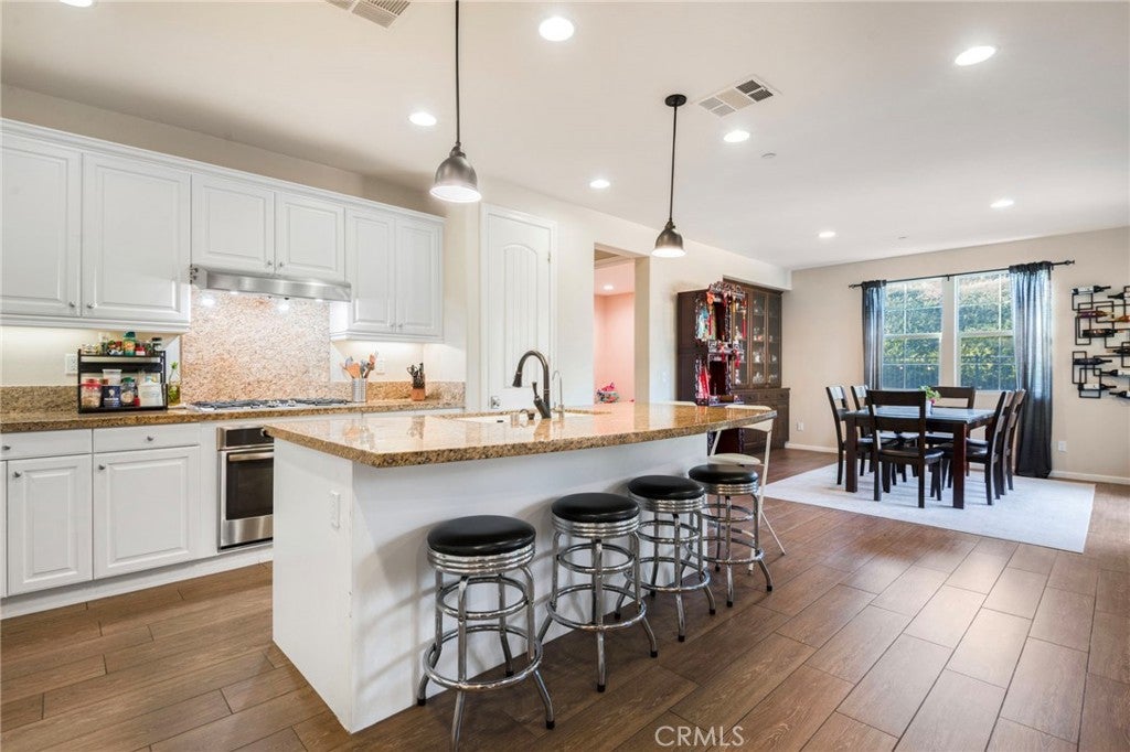 885 E Manresa