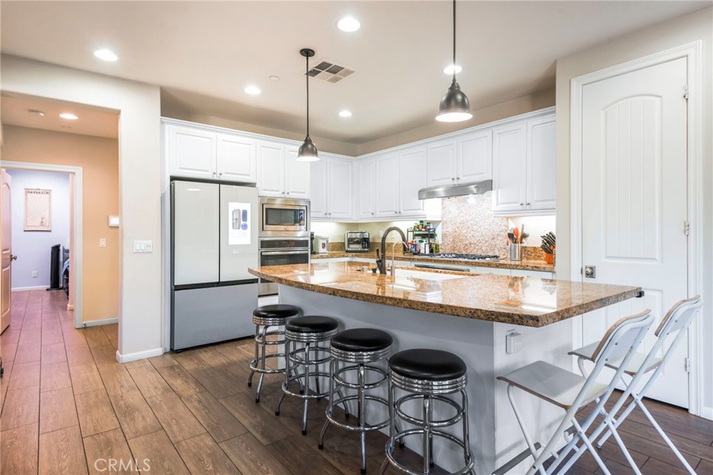 885 E Manresa