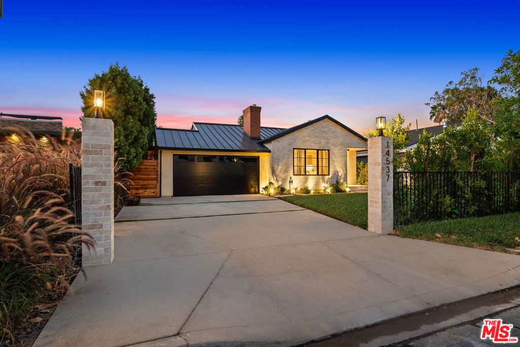 Photo of 14537 Hesby Street, Sherman Oaks, CA 91403 (MLS # 25588683)