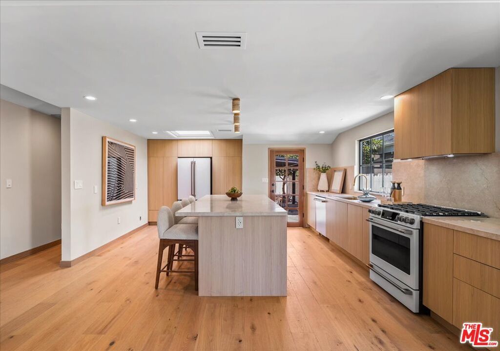 Photo of 14537 Hesby Street, Sherman Oaks, CA 91403 (MLS # 25588683)