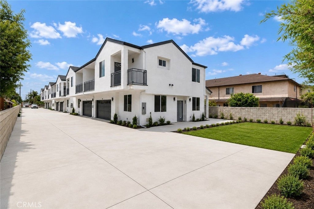 1439 S Palomares