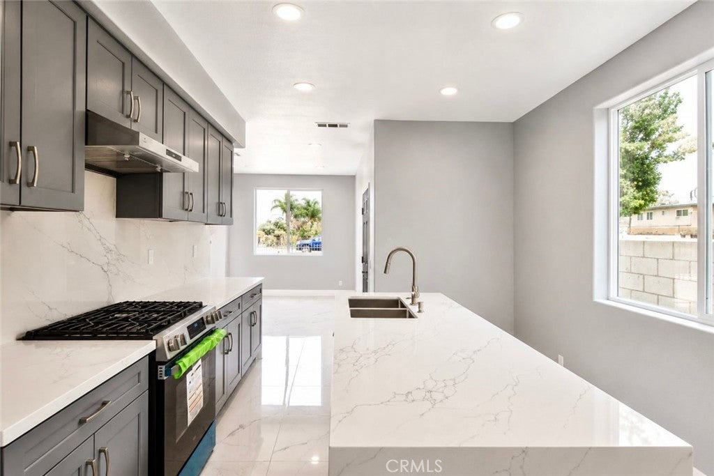 1439 S Palomares