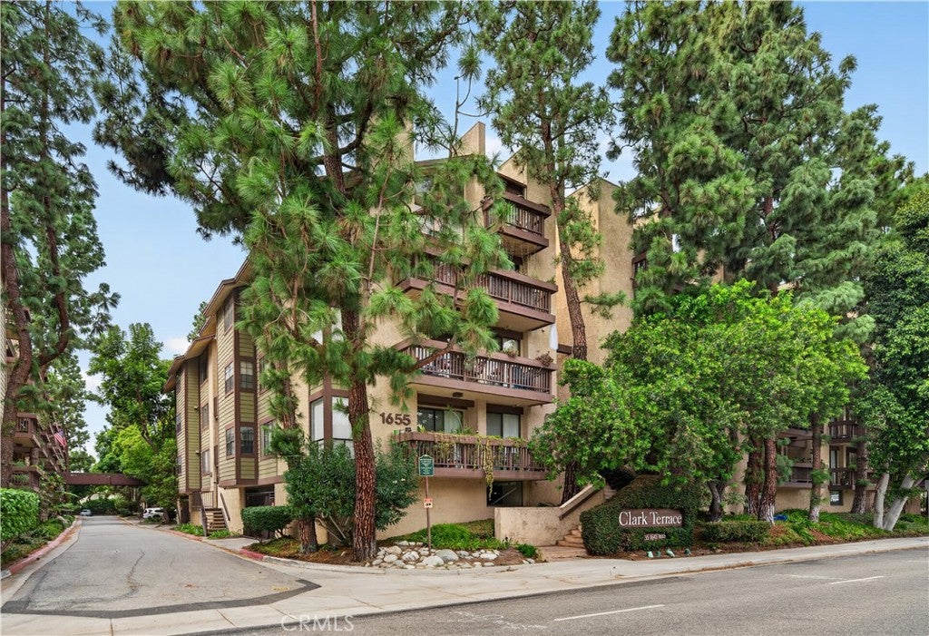1655 Clark 324
