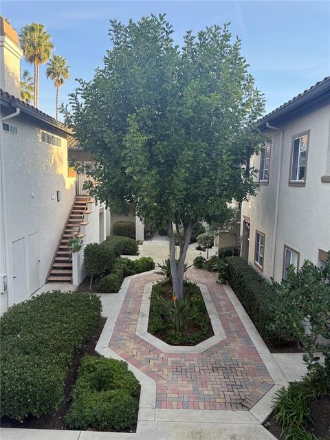 Photo of 28 Via Alivio, Rancho Santa Margarita, CA 92688 (MLS # CV26093244)
