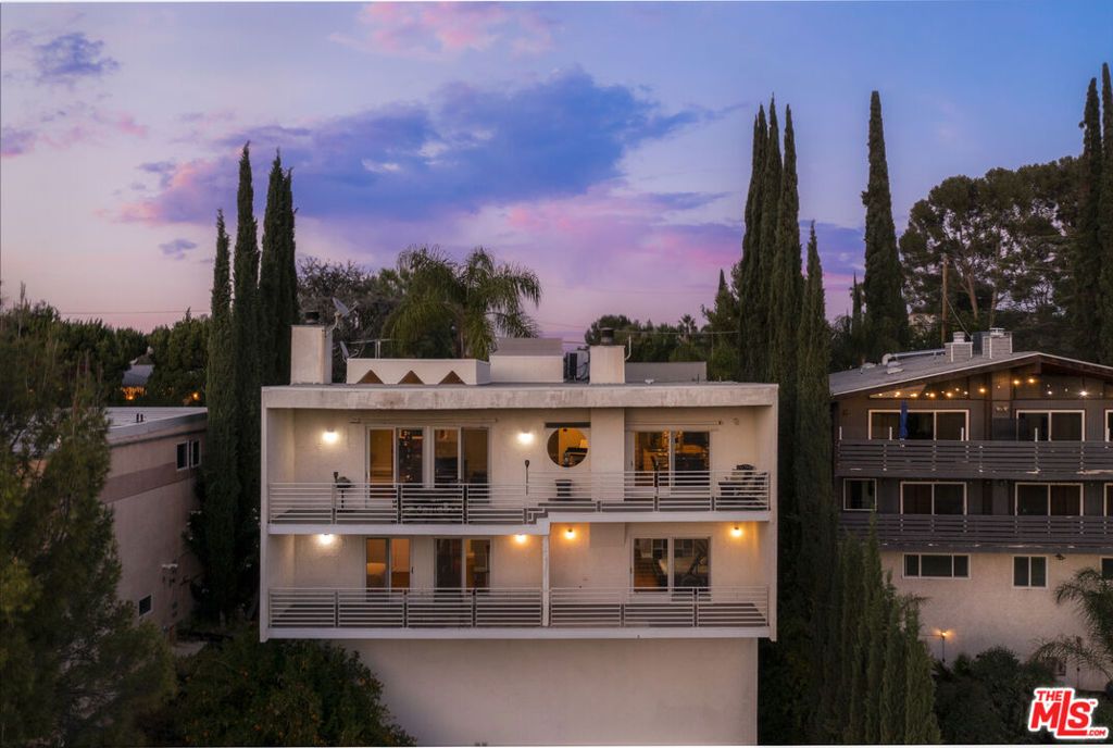 Photo of 5045 Calatrana Drive, Woodland Hills, CA 91364 (MLS # 26683977)