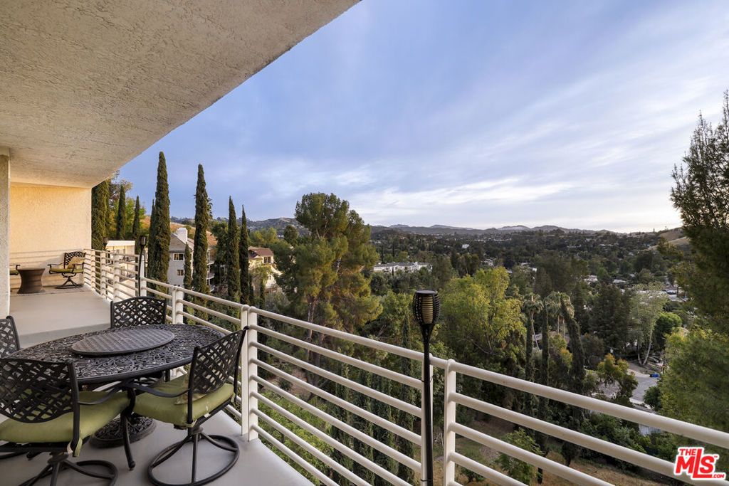 Photo of 5045 Calatrana Drive, Woodland Hills, CA 91364 (MLS # 26683977)