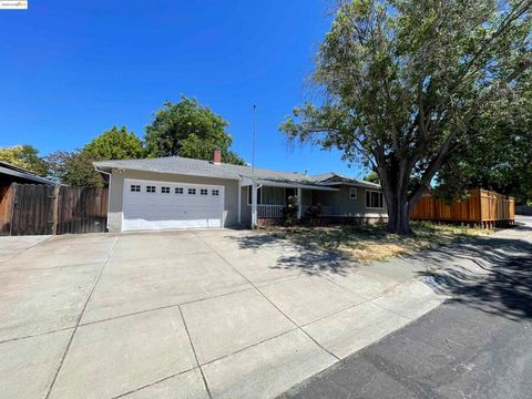 Photo of 3206 Fitzpatrick Dr Dr, Concord, CA 94519 (MLS # 41108623) Photo of 3206 Fitzpatrick Dr Dr, Concord, CA 94519 (MLS # 41108623)