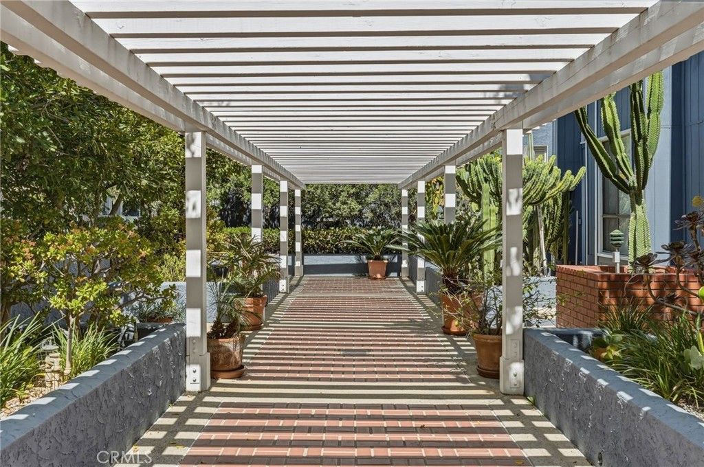 Photo of 17711 Margate Street #103, Encino, CA 91316 (MLS # SR26068907)