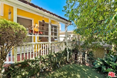Photo of 85351 Walnut Drive, Los Angeles, CA 90046 (MLS # 26659995)
