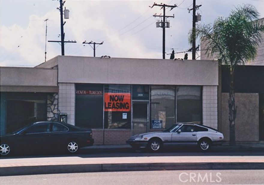 Commercial property for lease, excellent central business location! Start up your business on a major intersection. Ideal for a nail shop, offices, real estate, ... The possibilities are endless.....Owner states rent is negotiable.



 Whittier & Garfield, with high traffic visibility, plenty of exposure. Building has gated private parking in the back with its own back entrance as well if needed. You can decorate, paint, and convert this space to fit your business' needs. Large space of 1400 sqft with a back room, perfect for an office space or for storage. Conveniently close to public transportation, schools, Montebello and East Los Angeles residential neighborhoods.