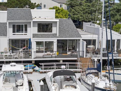 Photo of 312 Tideway Dr Dr, Alameda, CA 94501 (MLS # 41129537)