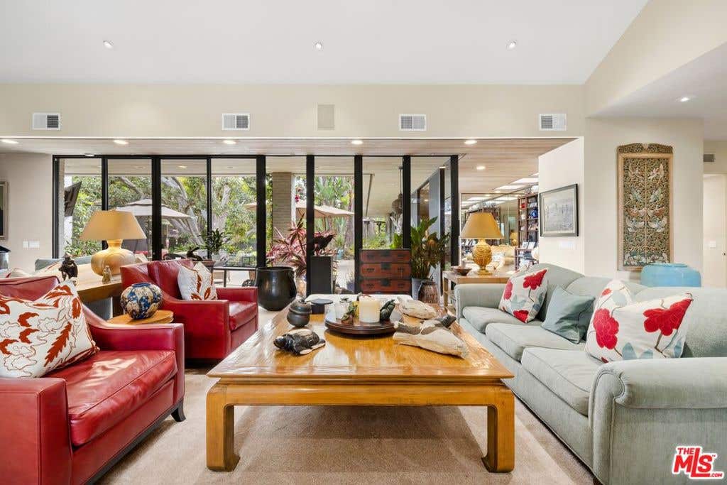 Photo of 715 N Beverly Drive, Beverly Hills, CA 90210 (MLS # 26830627)