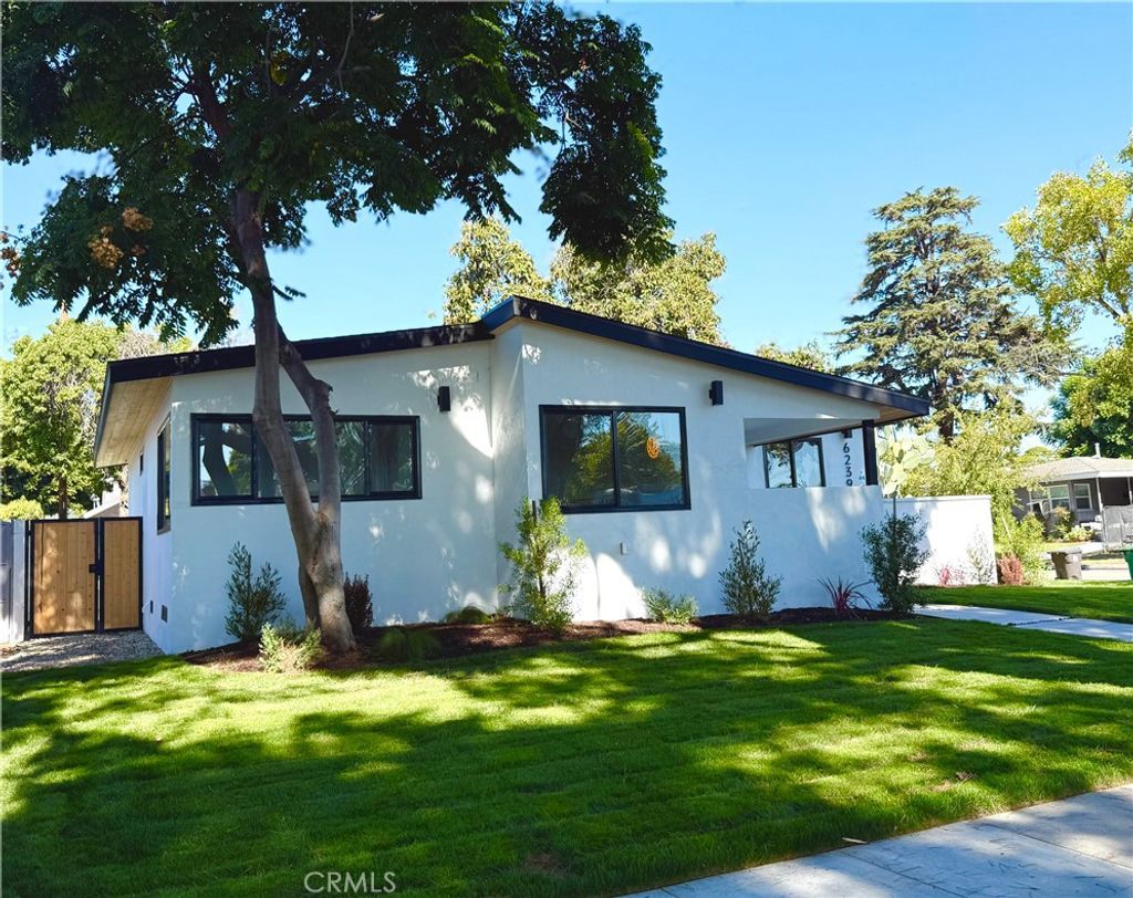 Photo of 6239 E Keynote St, Long Beach, CA 90808 (MLS # DW25241808)