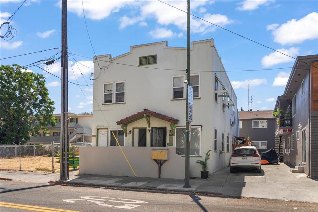 Marcus & Millichap is pleased to present 162 E San Salvador Street, a 5-unit multifamily investment directly across from San Jose State University. This prime location ensures exceptional rental demand driven by the university's nearly 37,000 students and vibrant surrounding neighborhood. Built in 1935, this property offers a diverse unit mix - one 2-bed/1.5-bath, one 1-bed/1-bath, and three spacious studios - providing steady, diversified income. Priced to sell at an attractive 7.90% CAP rate and 8.6 GRM, the asset delivers strong in-place cash flow with significant long-term appreciation potential. High-demand properties at this price point across from San Jose State are rare - this opportunity will not last.