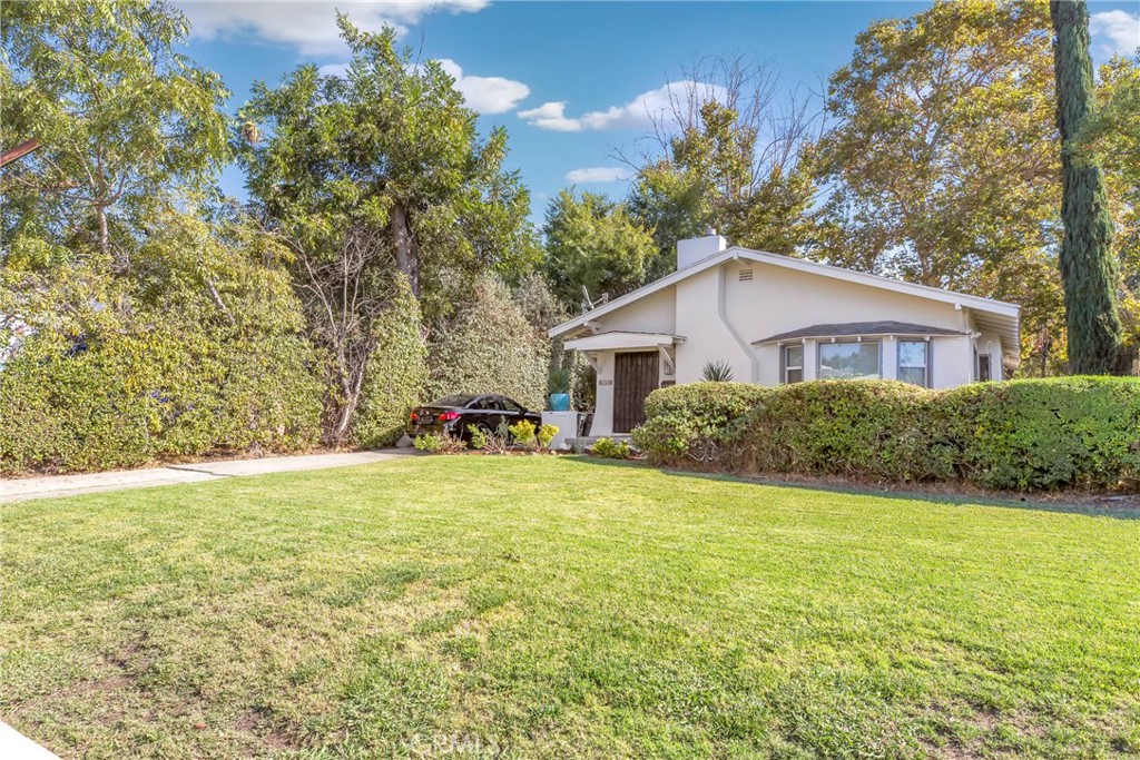 Properties 4 1562 N Lake Avenue