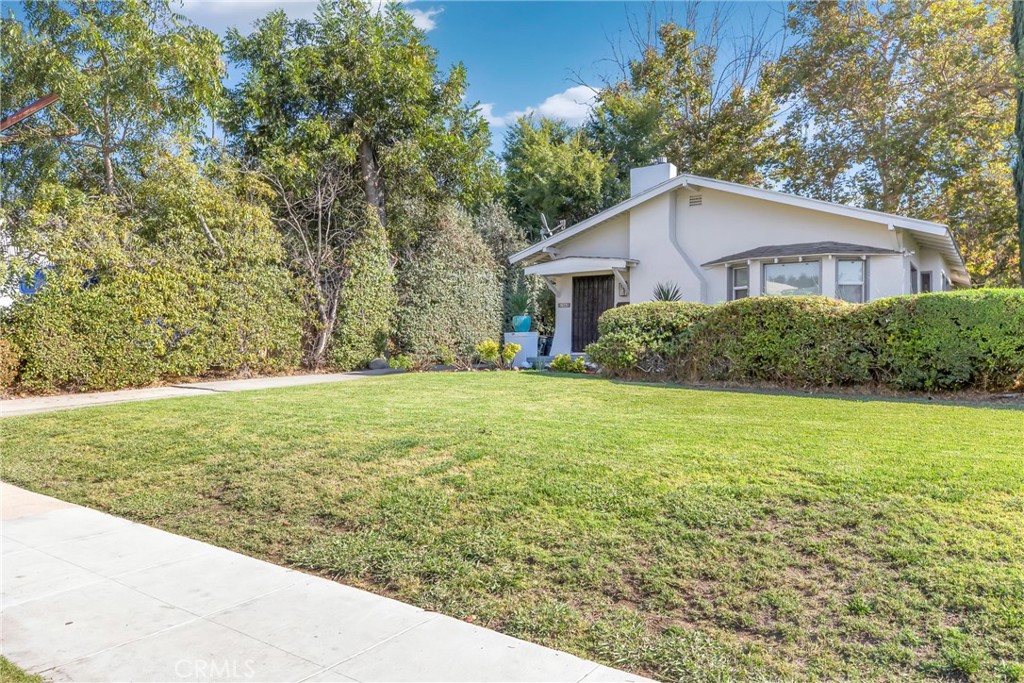 Properties 1 1562 N Lake Avenue