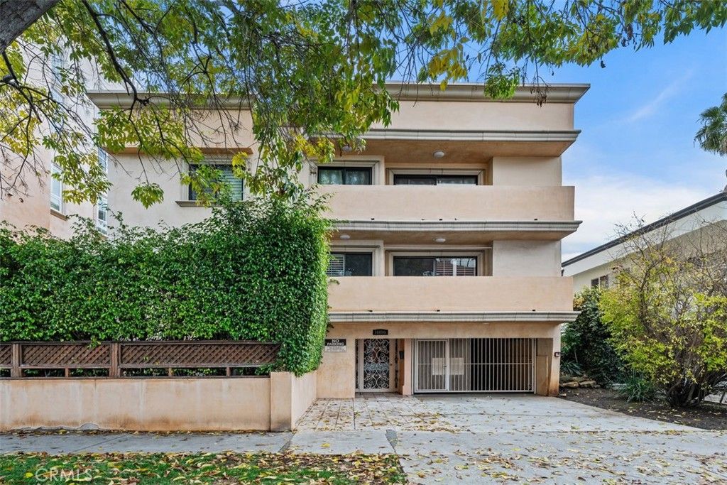 Photo of 11816 Gorham Avenue #110, Los Angeles, CA 90049 (MLS # OC25239611)