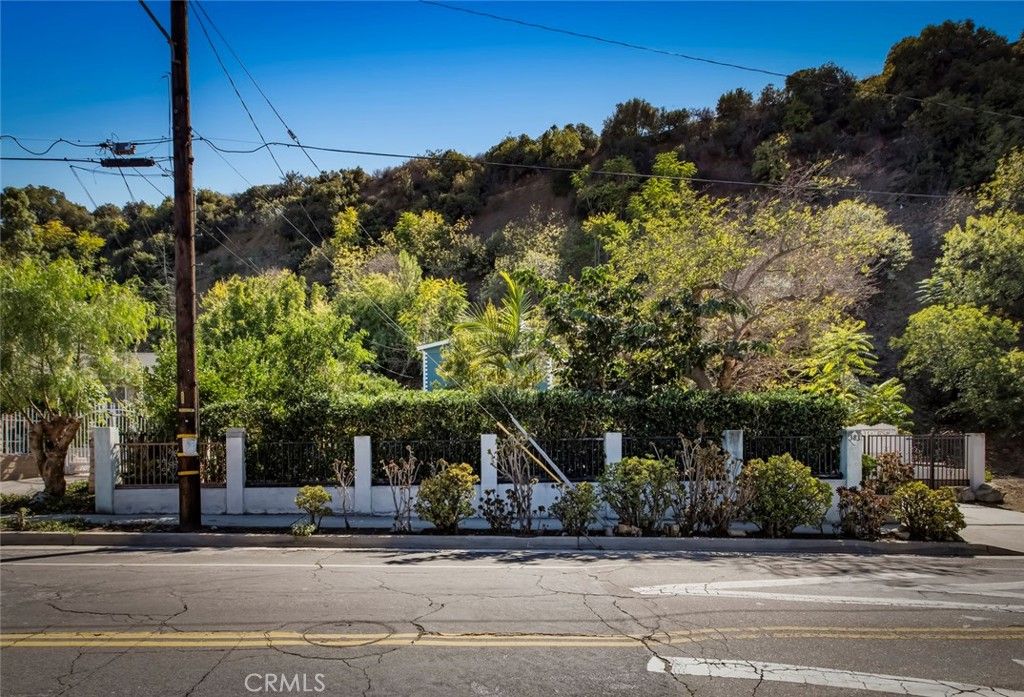 Photo of 383 S Avenue 52 Ave, Highland Park, CA 90042 (MLS # GD25245210)