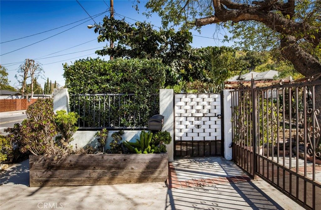 Photo of 383 S Avenue 52 Ave, Highland Park, CA 90042 (MLS # GD25245210)
