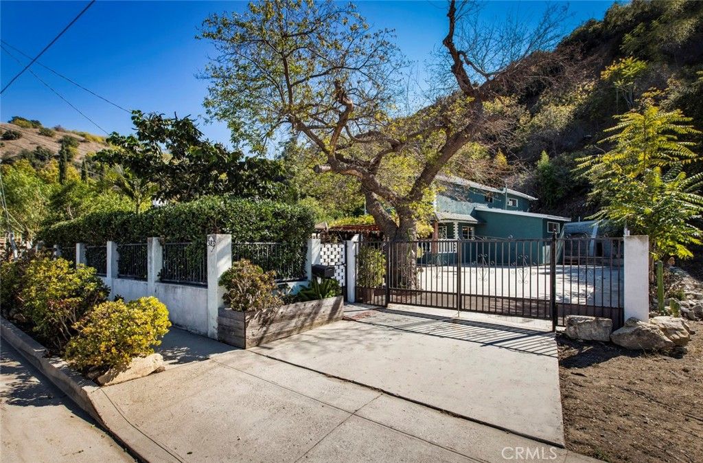 Photo of 383 S Avenue 52 Ave, Highland Park, CA 90042 (MLS # GD25245210)