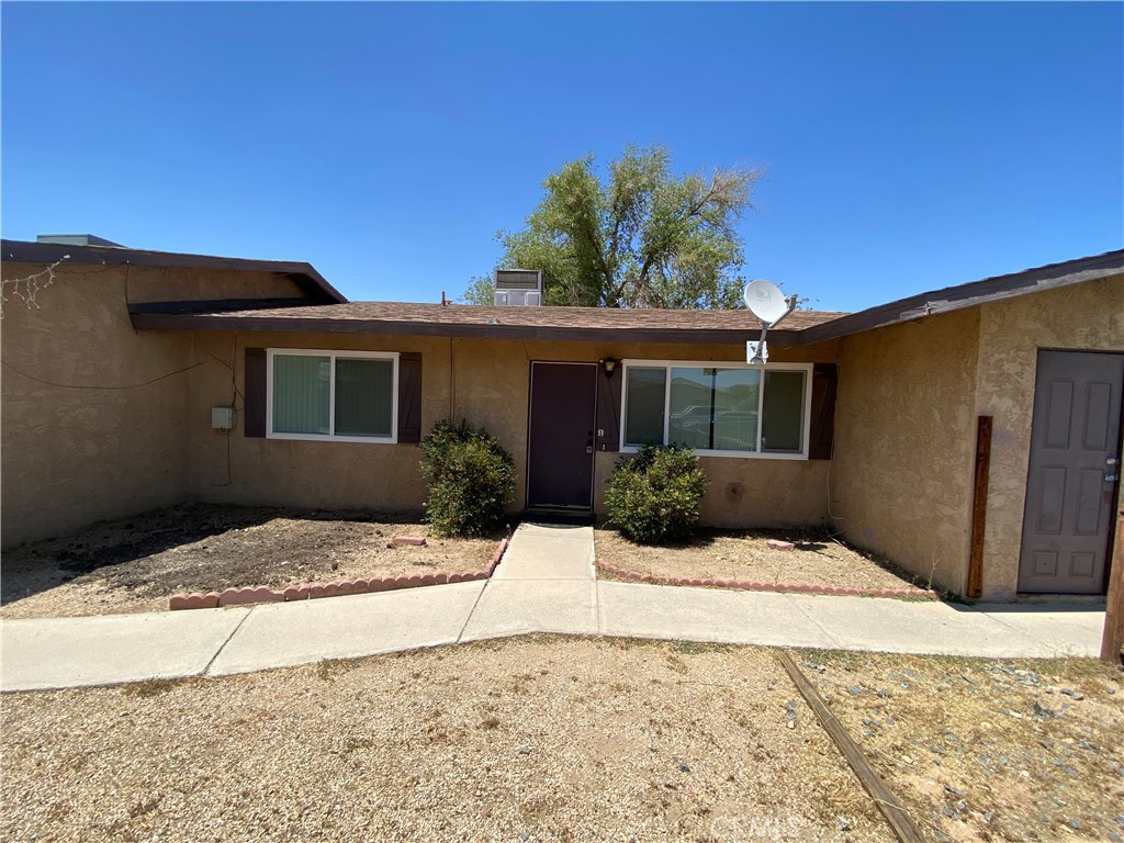 TRIPLEX 2 BEDROOM, 1 BATHROOM , 900 SQ FT OF LIVING SPACE, PRIVATE FENCED BACKYARD, EXTRA STORAGE, CLOSE TO SHOPPING, SCHOOLS AND PARKS.