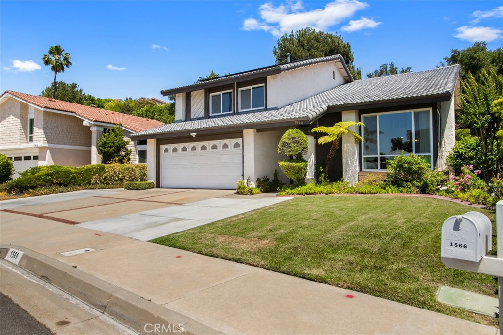1566 Autumn Hill