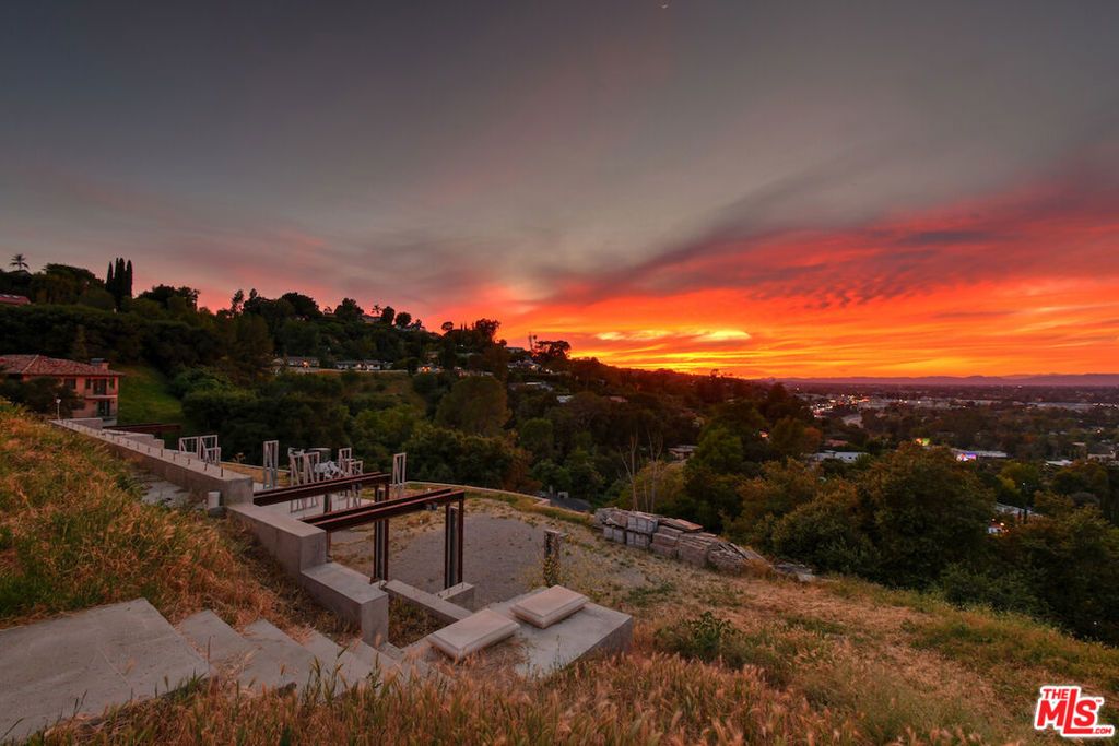 Photo of 3721 Eureka Drive, Studio City, CA 91604 (MLS # 25624467)