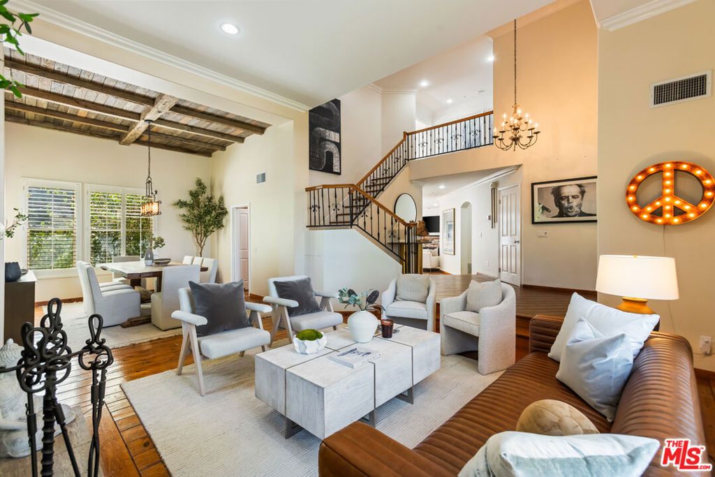 Photo of 5985 Vista De La Luz, Woodland Hills, CA 91367 (MLS # 25585875)