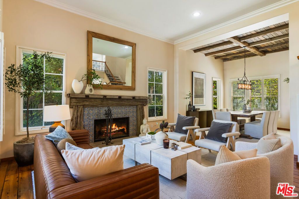 Photo of 5985 Vista De La Luz, Woodland Hills, CA 91367 (MLS # 25585875)