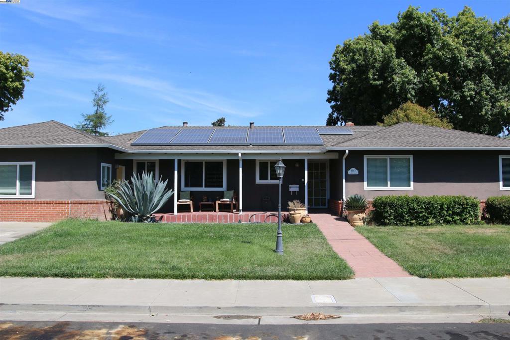 Single story, corner lot, walk to downtown, schools, post office, groceries. 4 bedrooms, 2 bathrooms, inside laundry, corner private lot, garage converted to kids play room. Still ample driveway parking. Apply with RentSpree https://apply.link/bi45YqA
