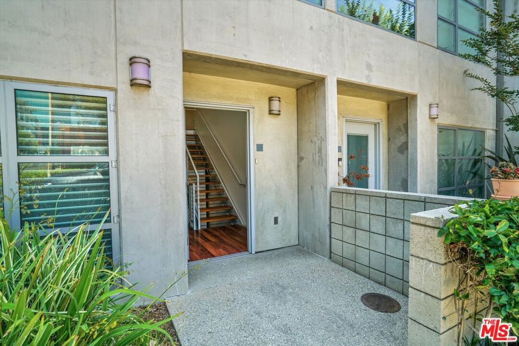 Photo of 11500 Tennessee Avenue #105, Los Angeles, CA 90064 (MLS # 25575991)