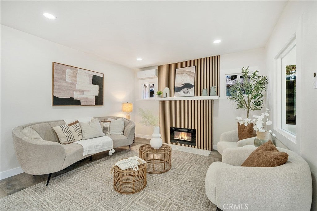 329 W Whiting Avenue