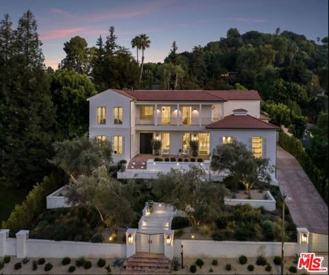 Photo of 15620 Woodvale Road, Encino, CA 91436 (MLS # 26658435)