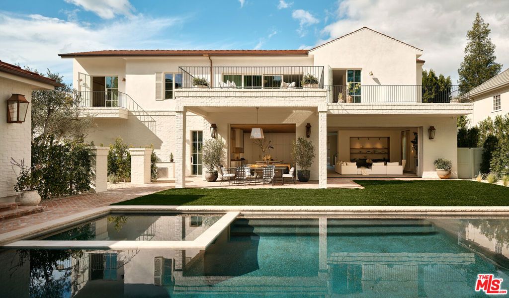 Photo of 15620 Woodvale Road, Encino, CA 91436 (MLS # 26658435)