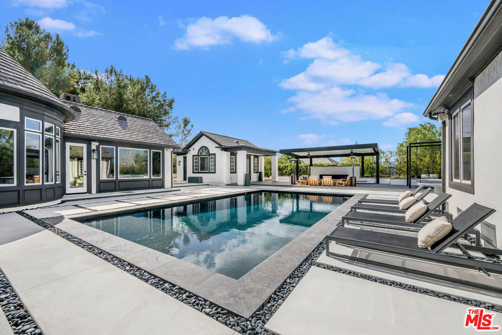1 Falconridge Drive
