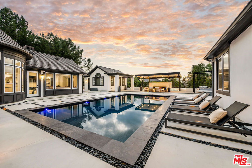 1 Falconridge Drive