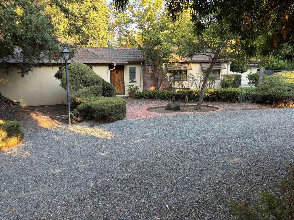 845 Los Robles Avenue