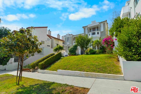 Photo of 865 S Lucerne Boulevard, Los Angeles, CA 90005 (MLS # 26662509)
