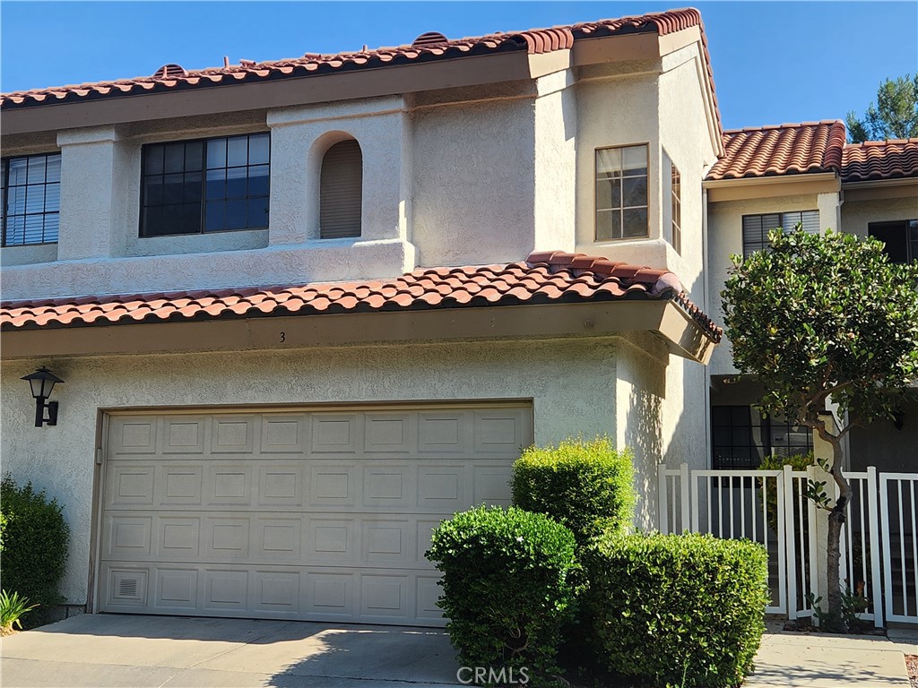 WELCOME! WELCOME! LOATED IN MONTEFINO COMMUNITY OF SOUTH DIAMOND BAR WITH 3 BEROOMS, 2 1/2 BATHROOMS. LIVING ROOM WITH TILE FLOORING, HIGH CEILLING AND CHARMING FIREPLACE. UPGRADED KITCHEN WITH GRANITE COUNTERTOPS, STAINLESS STEEL APPLIANCES, GOOD SIZE OF DINNING AREA. UPTSTAIRS HAS THREE BEDROOMS, TWO BATHROOMS. GOOD SIZE OF MASTER BEDROOM WITH FIREPLACE, UPGRADED BATHROOM, AND WALKING CLOSET. COMMUNITY POOL AND SPA.
WALNUT VALLEY UNFIED SHCOOL DISTRICT, CLOSE TO 57,60 FWY