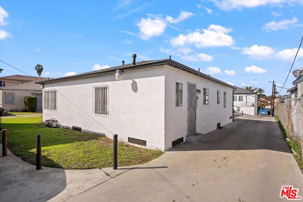 1525 W 105th Street