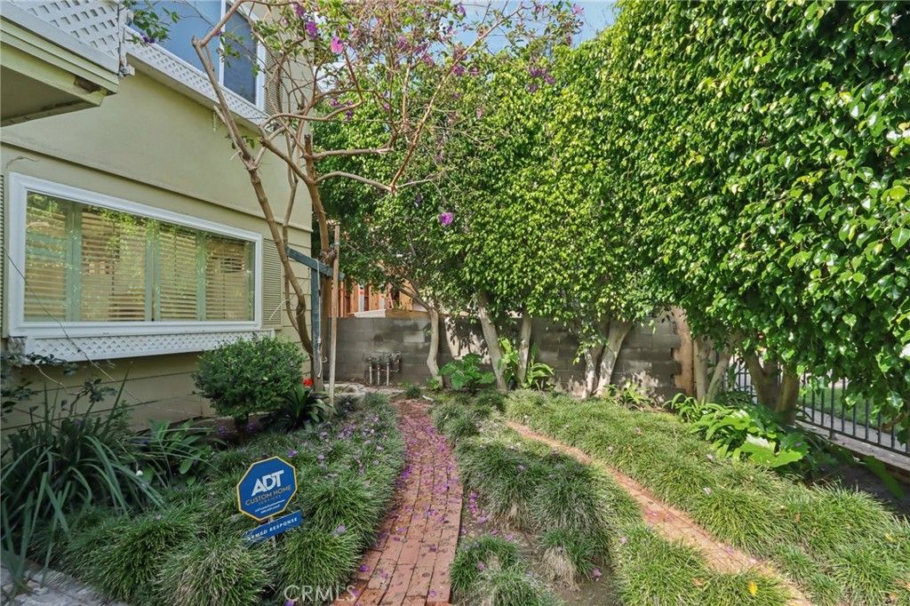 Photo of 123 S Gretna Green Way, Los Angeles, CA 90049 (MLS # SR25265177)