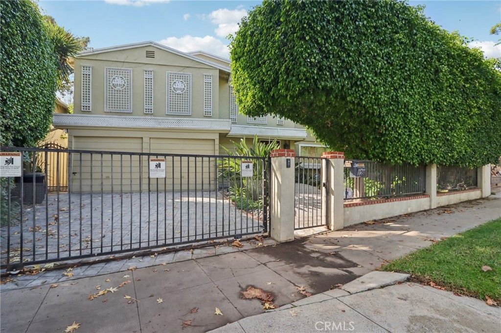 Photo of 123 S Gretna Green Way, Los Angeles, CA 90049 (MLS # SR25265177)
