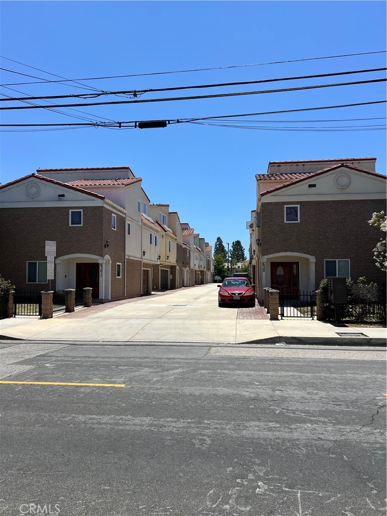 636 E 220th