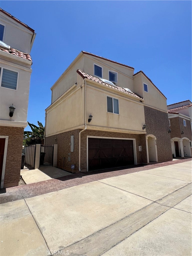 636 E 220th