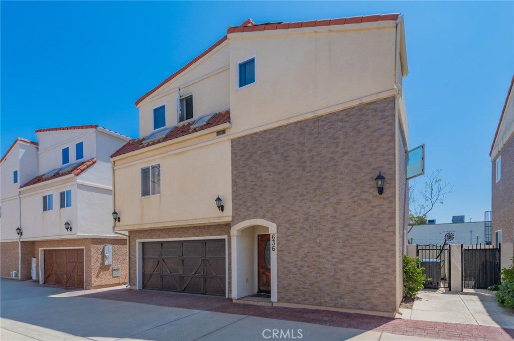 636 E 220th