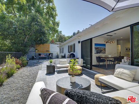 Photo of 3420 Camino De La Cumbre, Sherman Oaks, CA 91423 (MLS # 26641179)