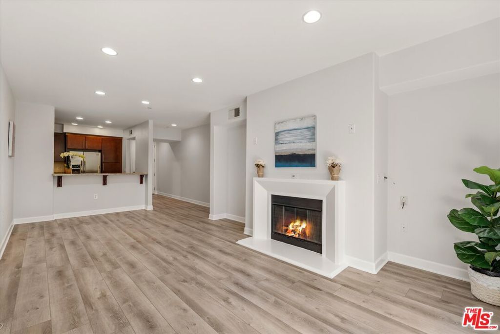 Photo of 14412 Killion Street #205, Sherman Oaks, CA 91401 (MLS # 25615791)