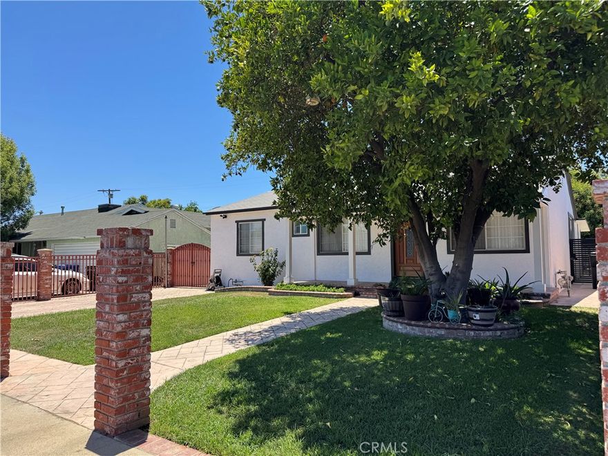 Charming Single-Family Home for Lease – Prime Location!



Discover this lovely single-family residence featuring three spacious bedrooms and two modern bathrooms, perfect for comfortable living. The home boasts a welcoming back porch, ideal for relaxing or entertaining guests, and includes an additional versatile room at the rear—perfect for a home office, guest suite, or recreational space. Ample storage options are available to keep your belongings organized.



Situated in a highly desirable neighborhood, this home is surrounded by a variety of stores and shopping centers, providing convenient access to daily essentials. Excellent transportation routes nearby ensure easy commuting to work, school, and other destinations.



Don’t miss out on this fantastic opportunity—available for immediate lease. Contact us today to schedule a viewing and make this wonderful home yours!