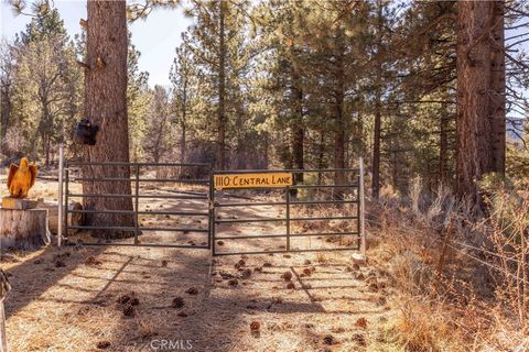 Photo of 1110 Central Ln, Big Bear City, CA 92314 (MLS # IG26014337)